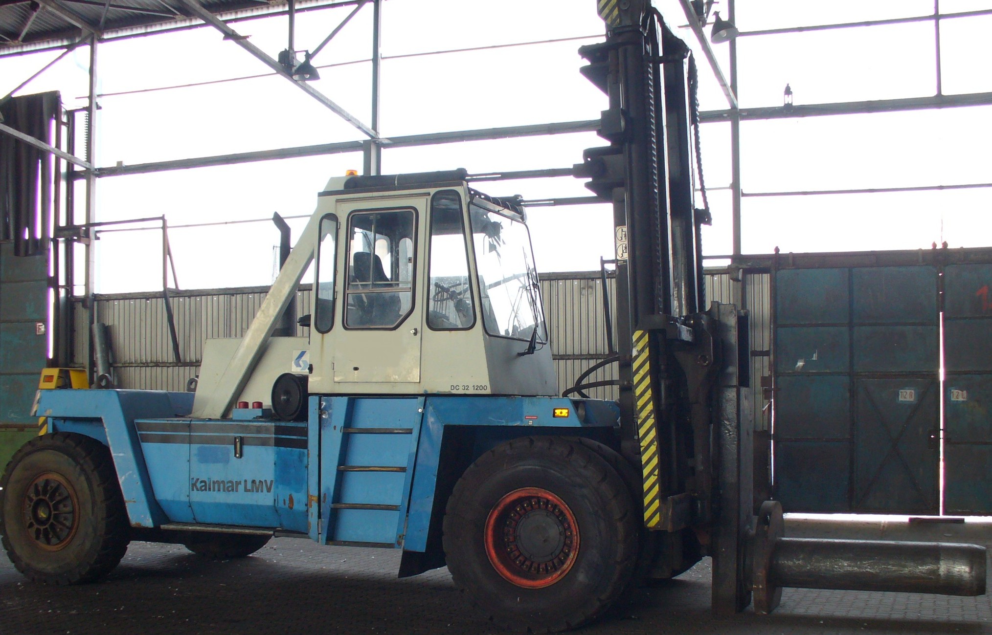 heavy forklift truck Schwerlaststapler carretilla pesada Kalmar DC32-1200 pic1.jpg
